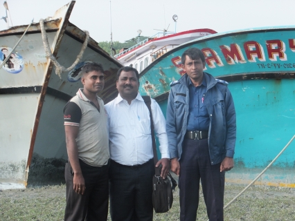 Justin Antony founder president of TN FIDET Meeting the arrested fishermen in Bangladesh