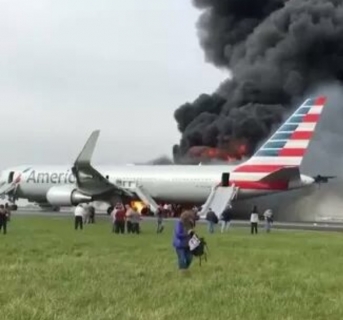 American Airlines Flight 383 to Miami experienced an unconfined engine failure